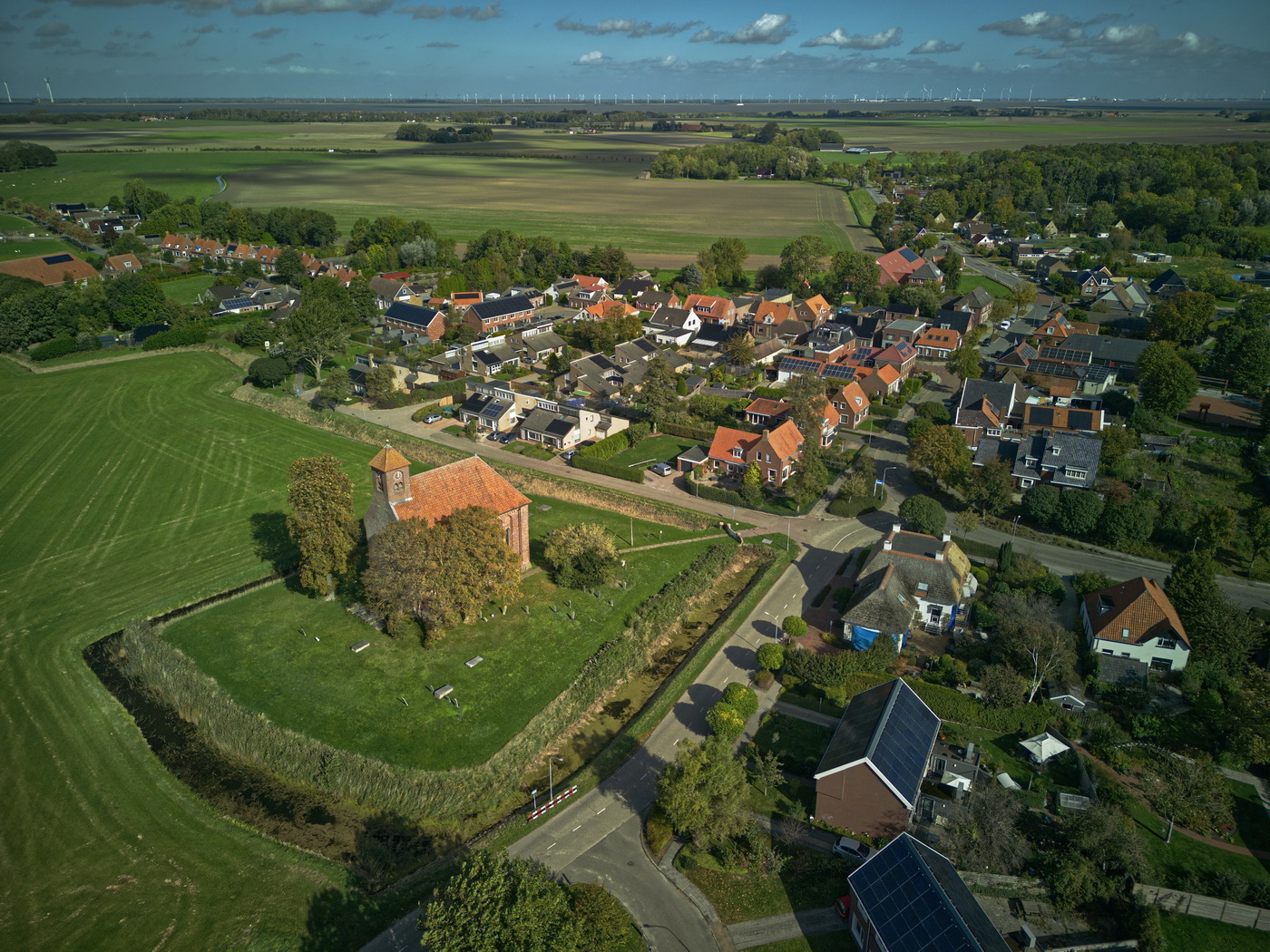 

Luchtfoto van Woldendorp met op de voorgrond de hervormde kerk. Foto: ©Jur Kuipers